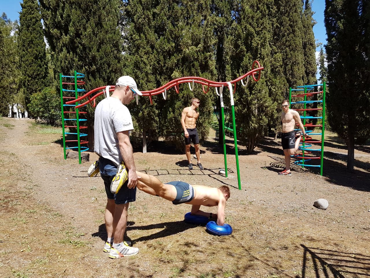 Никита Крюков, Глеб Ретивых и Никита Ступак проводят силовую тренировку в Морском