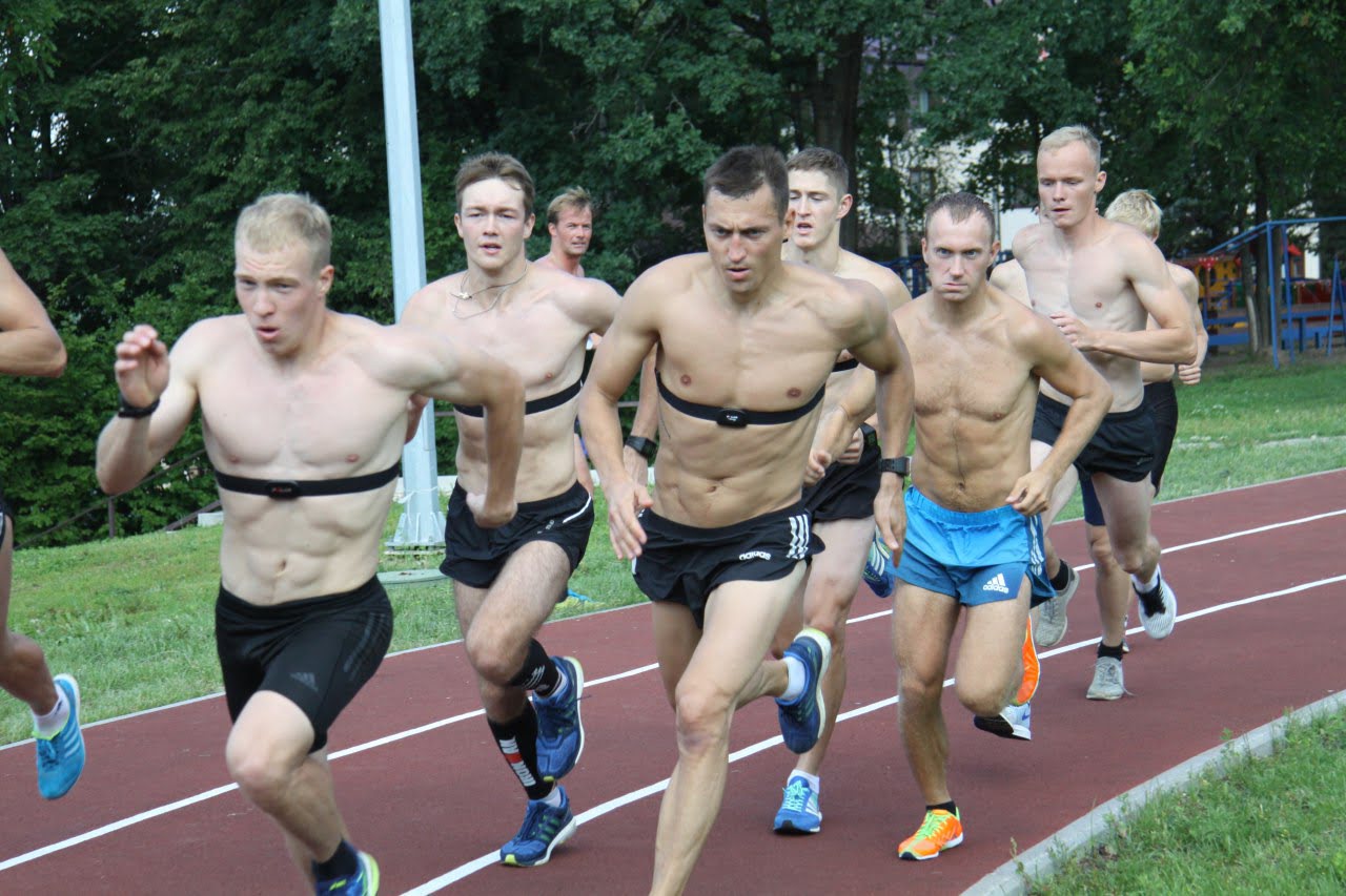 Илья Порошкин, Александр Легков и Дмитрий Плосконосов лидируют в забеге на 3000 м