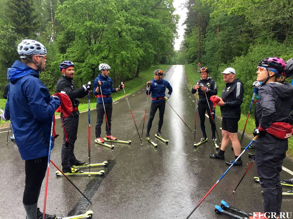 На "старой" роллерке: (слева направо) Сергей Устюгов, Алексей Петухов, Евгений Белов, Александр Легков, Егор Сорин, Маркус Крамер, Наталья Матвеева.
