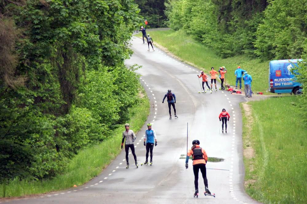 Группа Бородавко проводит тренировку на лыжероллерах в районе "плато" на "старой роллерке" (Sporditee).